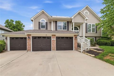 Photo of 428 SW Seagull Street, Lees Summit, MO 64082 (MLS # 2615795)