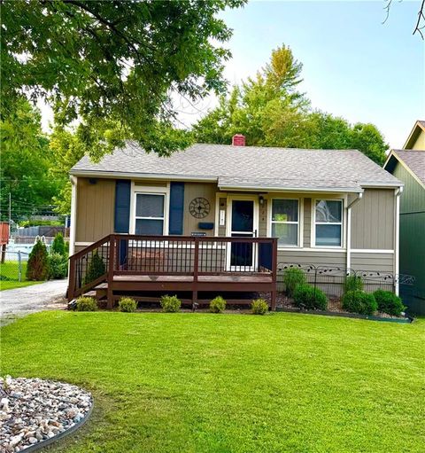 Photo of 224 W 82nd Street, Kansas City, MO 64114 (MLS # 2632323)