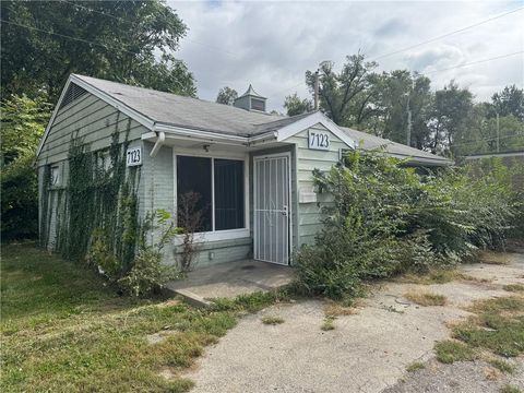 Photo of 7123 E 106th Terrace, Kansas City, MO 64134 (MLS # 2581216)