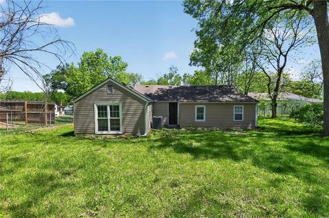 Photo of 8318 Pershing Road, Raytown, MO 64138 (MLS # 2615438)
