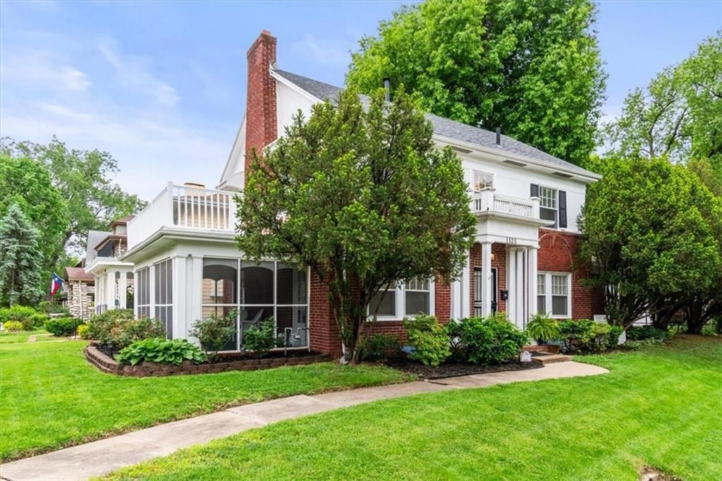 Photo of 1525 W Lexington Avenue, Independence, MO 64052 (MLS # 2618291)