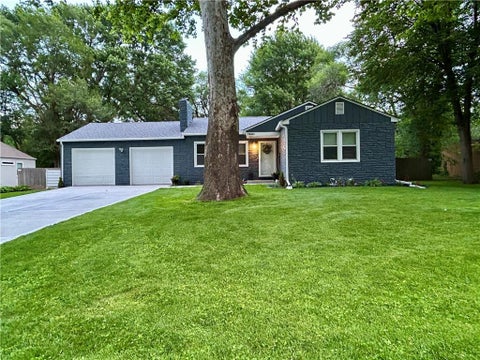 Photo of 7601 Hemlock Street, Overland Park, KS 66204 (MLS # 2641648)