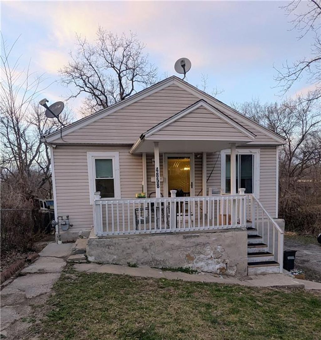 Photo of 4858 washington Avenue, Kansas City, KS 66102 (MLS # 2608251)
