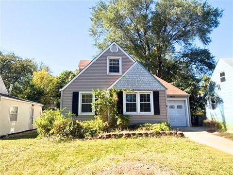 Photo of 7826 Summit Street, Kansas City, MO 64114 (MLS # 2583661)