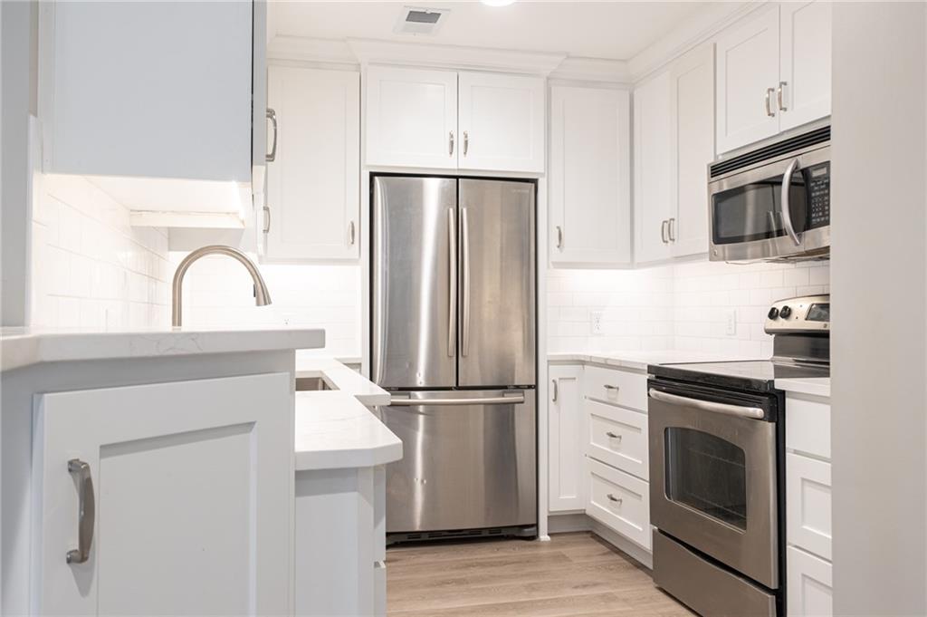 6204 Robinson Street 1