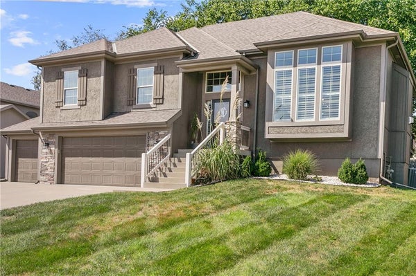 10706 N TRACY AVE, KANSAS CITY, MO 64155 - Image d053e34b1745a683a84f1f529d8a8d3f/2483277334