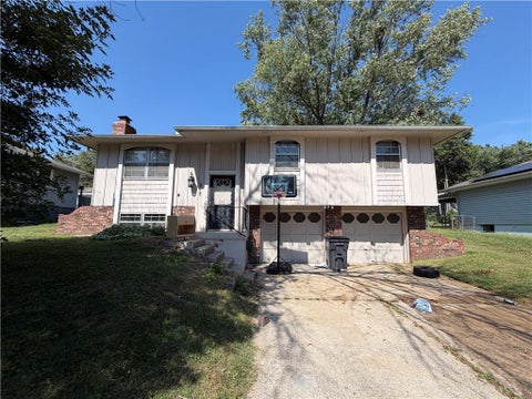 Photo of 317 Sandstone Drive, Blue Springs, MO 64014 (MLS # 2641194)