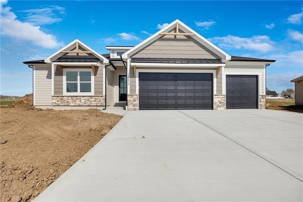 2512 NE WHEATLEY DR, BLUE SPRINGS, MO 64029 - Image d0cc555c8c70a4e78ed500cf5e912d3a/4261807378