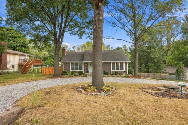 712 SHISHIR ST, PECULIAR, MO 64078 - Image d11deb3d5d6a0b33da82a4fc7a82ec55/3118948396