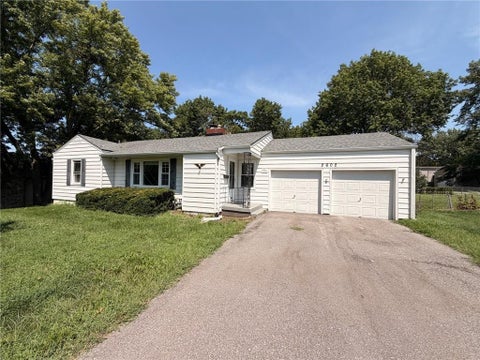 Photo of 2602 NW 86th Street, Kansas City, MO 64154 (MLS # 2636762)