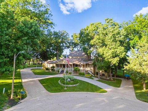 Photo of 9200 NW 78th Street, Kansas City, MO 64152 (MLS # 2626633)
