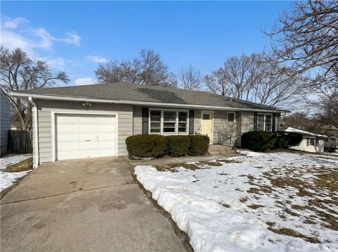 Photo of 804 Sunset Avenue, Liberty, MO 64068 (MLS # 2601725)