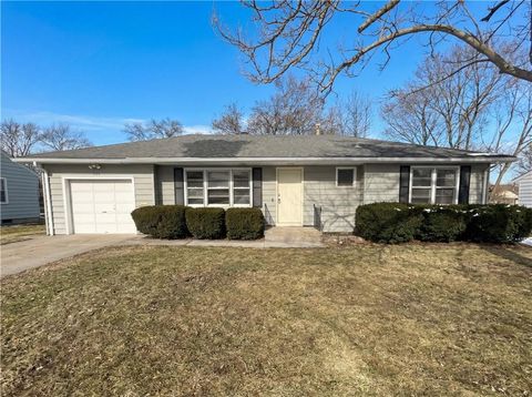 Tiny photo for 804 Sunset Avenue, Liberty, MO 64068 (MLS # 2601725)