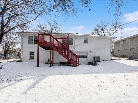 Tiny photo for 804 Sunset Avenue, Liberty, MO 64068 (MLS # 2601725)