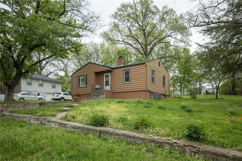 Photo of 111 WALLER Avenue, Excelsior Springs, MO 64024 (MLS # 2615481)