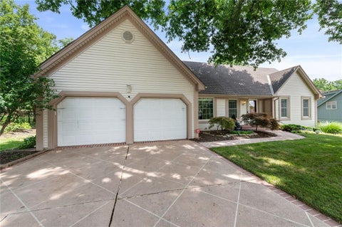 Photo of 11815 Pennsylvania Avenue, Kansas City, MO 64114 (MLS # 2627187)