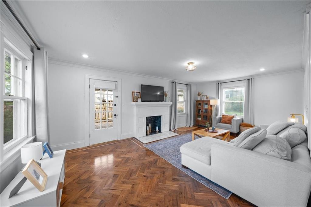 7 W Winthrope Road