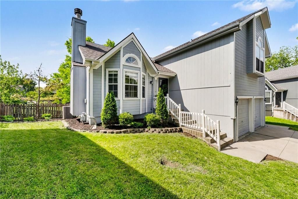 Photo of 1127 Cardinal Drive, Liberty, MO 64068 (MLS # 2615617)