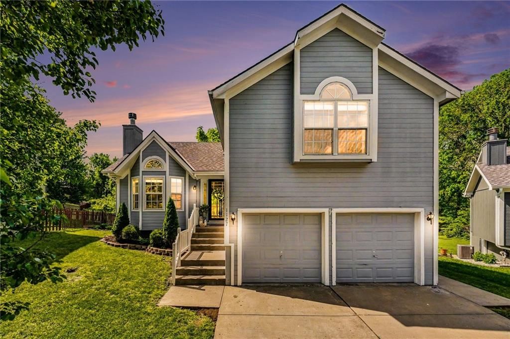 Photo of 1127 Cardinal Drive, Liberty, MO 64068 (MLS # 2615617)