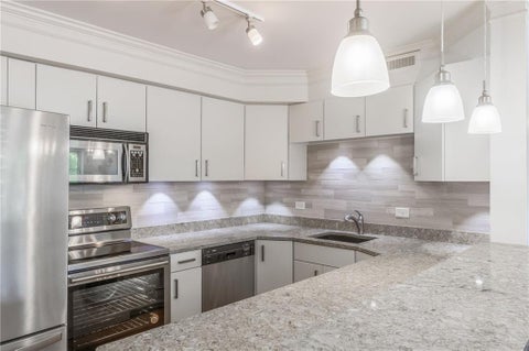 Photo of 310 W 49th Street #606, Kansas City, MO 64112 (MLS # 2639275)