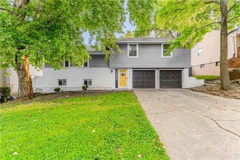 Photo of 5009 NE 57th Terrace, Kansas City, MO 64119 (MLS # 2642502)
