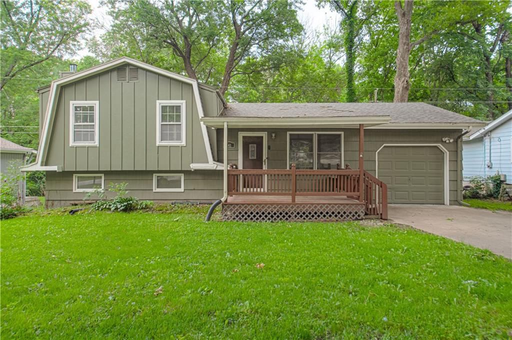 Photo of 441 Wilshire Boulevard, Liberty, MO 64068 (MLS # 2621613)