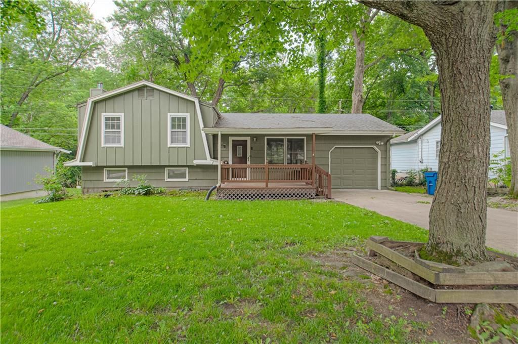 Photo of 441 Wilshire Boulevard, Liberty, MO 64068 (MLS # 2621613)