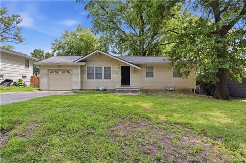 Photo of 423 Monterey Avenue, Liberty, MO 64068 (MLS # 2636340)