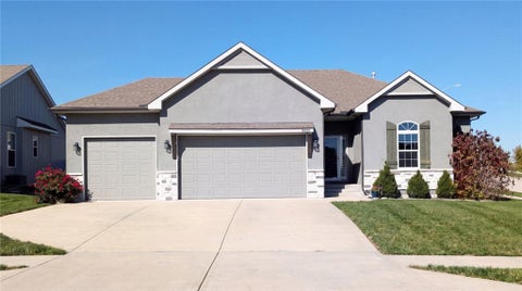 Photo of 9602 N Lenox Avenue, Kansas City, MO 64154 (MLS # 2648701)