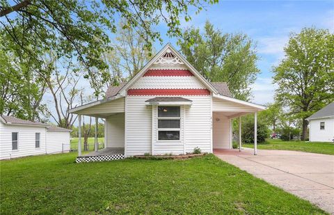 Photo of 330 E Main Street, Smithville, MO 64089 (MLS # 2616115)