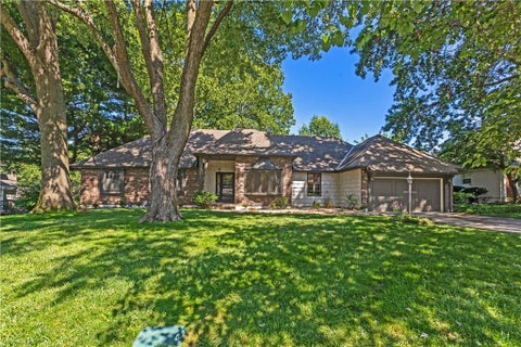 Photo of 1208 NW Fairway Circle, Blue Springs, MO 64014 (MLS # 2631424)