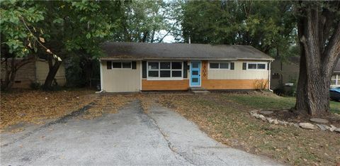 Photo of 7806 E 113th Street E, Kansas City, MO 64134 (MLS # 2582687)