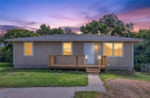 Photo of 1226 W 3rd Street, Edgerton, KS 66021 (MLS # 2629664)