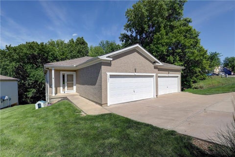 Photo of 3303 N 103rd Terrace, Kansas City, KS 66109 (MLS # 2648084)