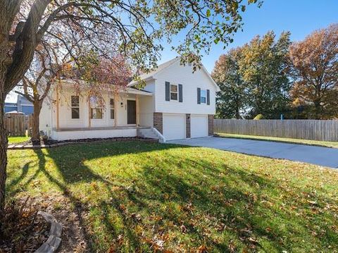 Photo of 1225 Kenwood Drive, Lees Summit, MO 64064 (MLS # 2613306)