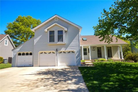 Photo of 16100 W 147TH Terrace, Olathe, KS 66062 (MLS # 2616019)