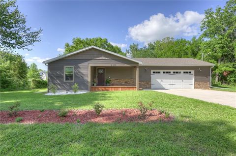 Photo of 2017 E 14th Street, Pittsburg, KS 66762 (MLS # 2617728)