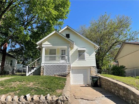 Photo of 1124 Spruce Street, Leavenworth, KS 66048 (MLS # 2615558)