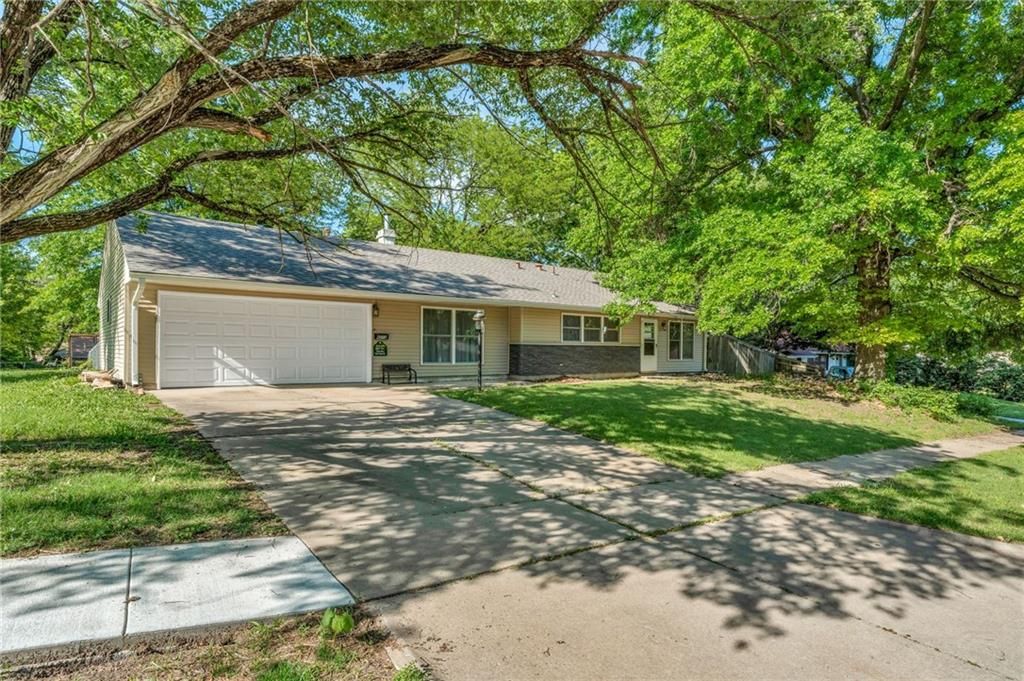 Photo of 4212 SW 28th Terrace, Topeka, KS 66614 (MLS # 2619181)