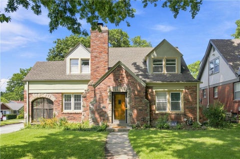 Photo of 200 E 73RD Terrace, Kansas City, MO 64114 (MLS # 2635754)