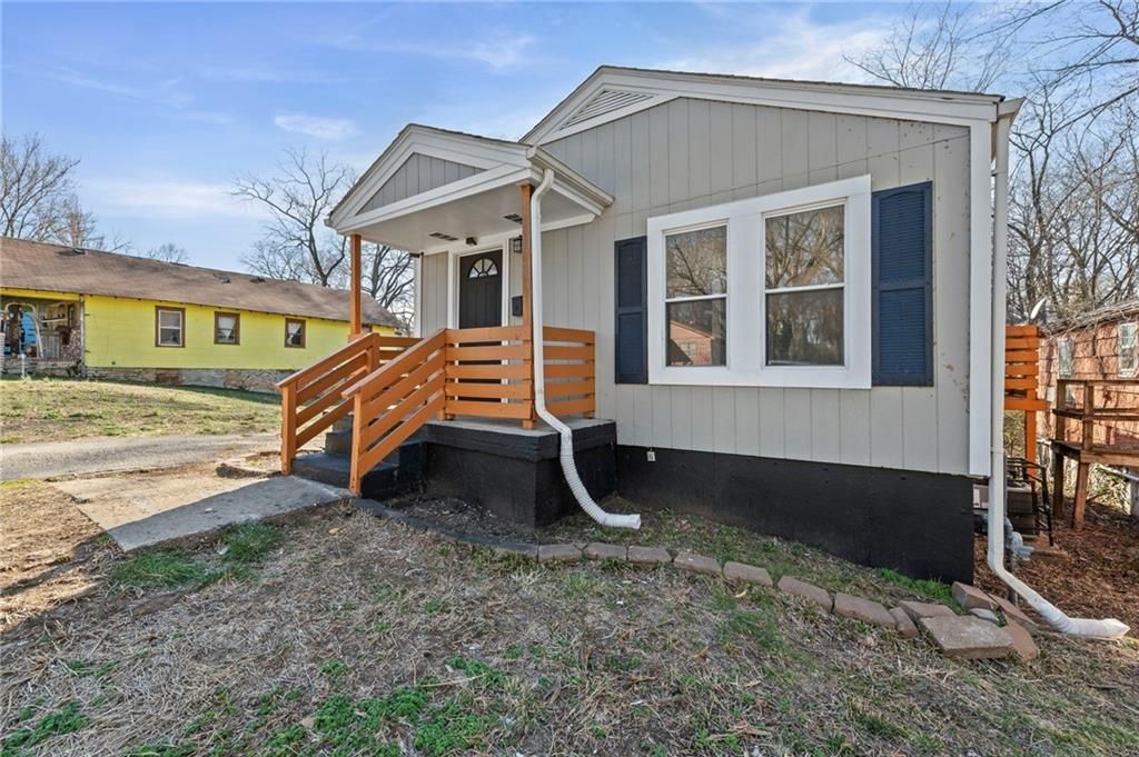 Photo of 6926 College Avenue, Kansas City, MO 64132 (MLS # 2607992)