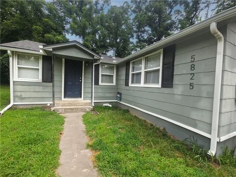 Photo of 5825 Manchester Drive, Kansas City, MO 64129 (MLS # 2625685)