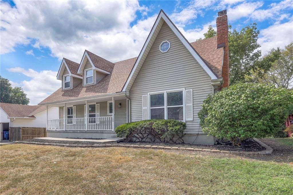 Photo of 1124 Amesbury Drive, Liberty, MO 64068 (MLS # 2574697)