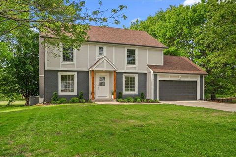 Photo of 12461 W 154th Terrace, Overland Park, KS 66221 (MLS # 2613179)