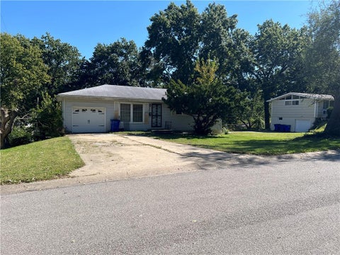 Photo of 6001 N Michigan Place, Gladstone, MO 64118 (MLS # 2646058)