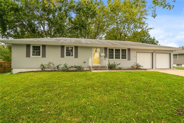 126 SE MOORE ST, BLUE SPRINGS, MO 64014 - Image d5f3f3baf85ca0ee2a53fcdc648965bb/3359671612