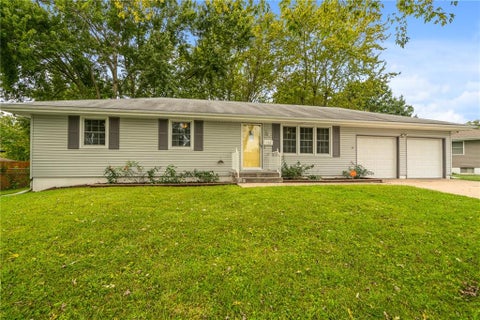 Photo of 126 SE Moore Street, Blue Springs, MO 64014 (MLS # 2643454)