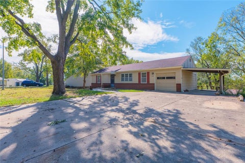 Photo of 5820 N Lenox Avenue, Kansas City, MO 64151 (MLS # 2646033)