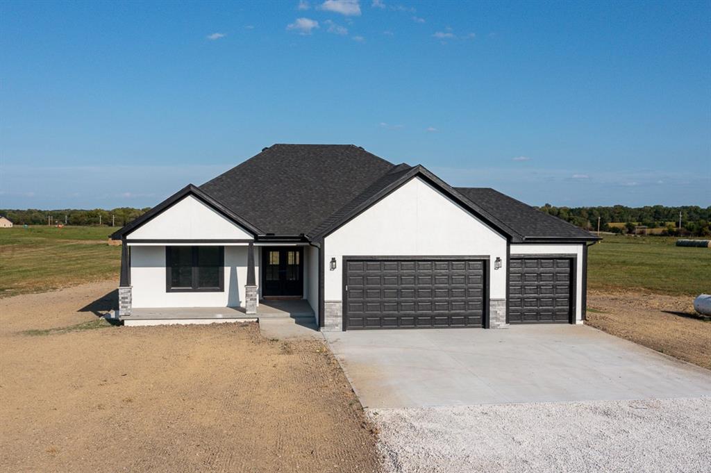 Photo 1 of 8 — 20000 207th Street, Tonganoxie, KS 66086