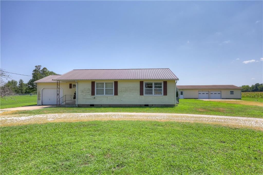 1030 W Country Road